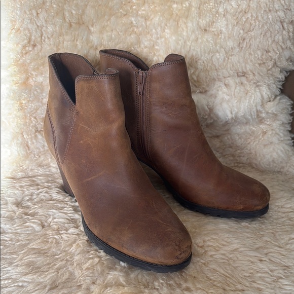Clark’s Leather Ankle Boots - Picture 1 of 8